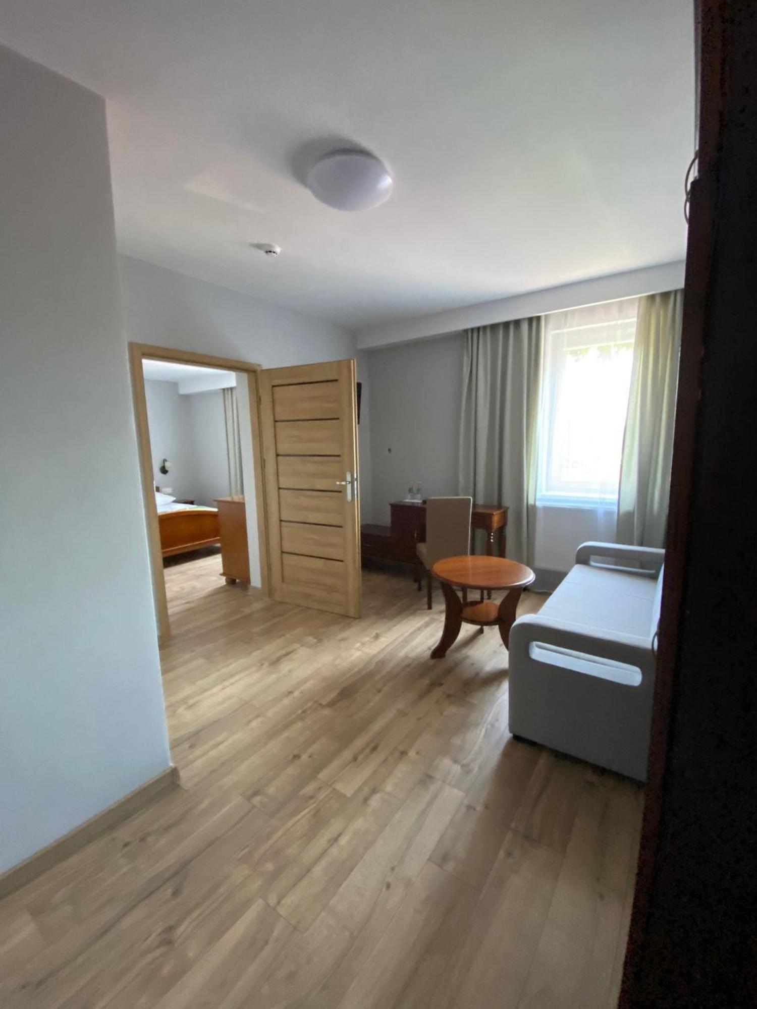 Hotel Kresowianka 코닌 외부 사진
