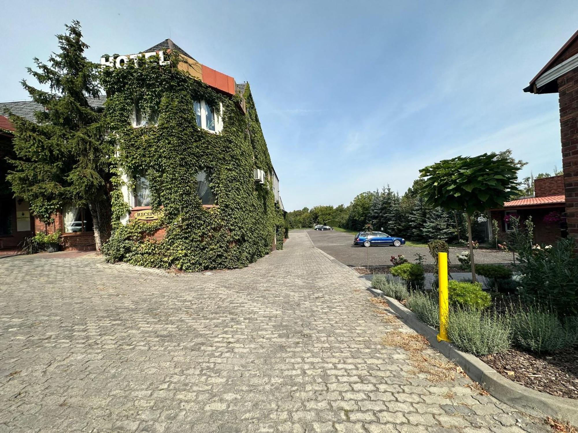 Hotel Kresowianka 코닌 외부 사진